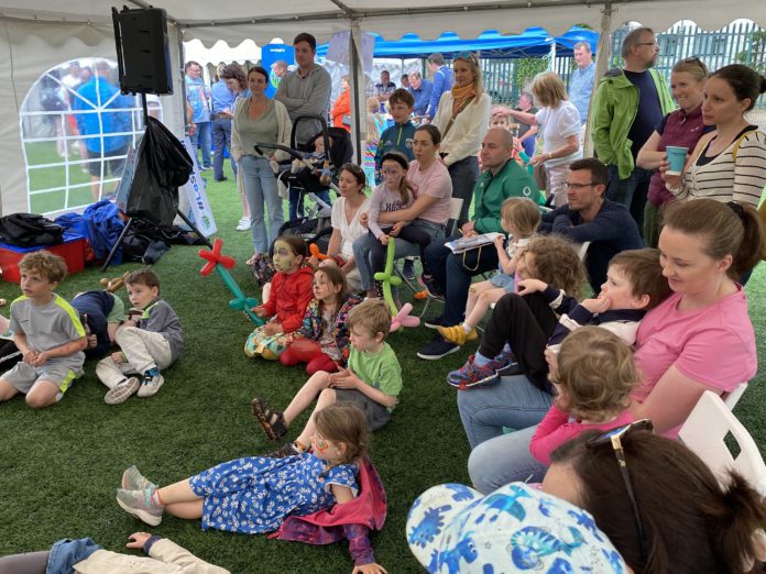 Hundreds come out for family fun in the sun on Lá Spraoi na Gaeilge